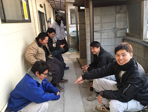 持参した弁当や近隣の飲食店で食事を行い、休憩や昼寝などで体力の回復を図ります。