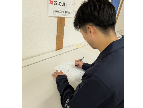 道具など片づけが終わるとその日の日報を記入。明日からの仕事の準備もおこなって1日が終了。