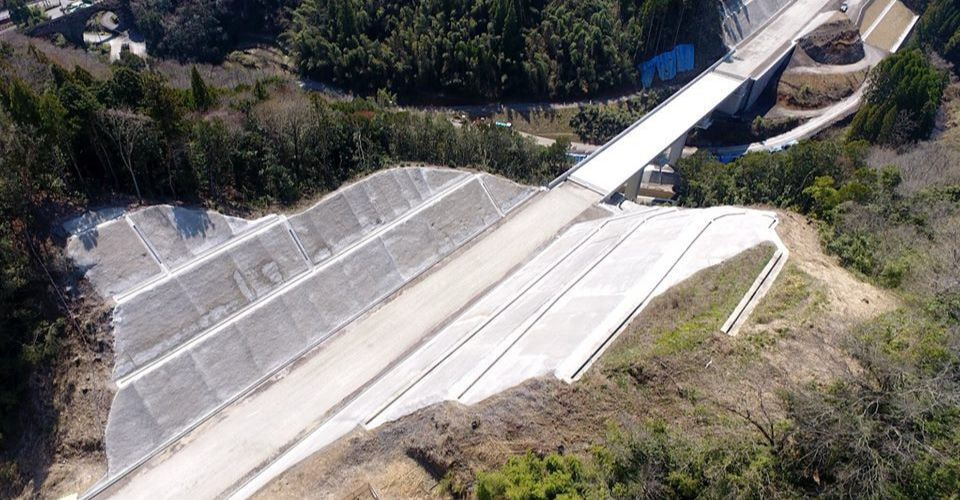 急傾斜地崩壊対策施設改築工事や林道法面工事